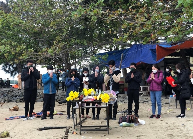 Người nhà và người dân địa phương cầu nguyện cho nạn nhân.