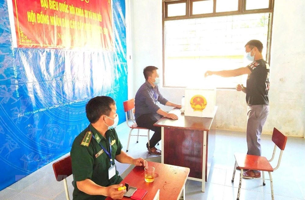 Bầu cử sớm ở khu vực biên giới, miền núi tỉnh Quảng Bình.(Ảnh: TTXVN phát).