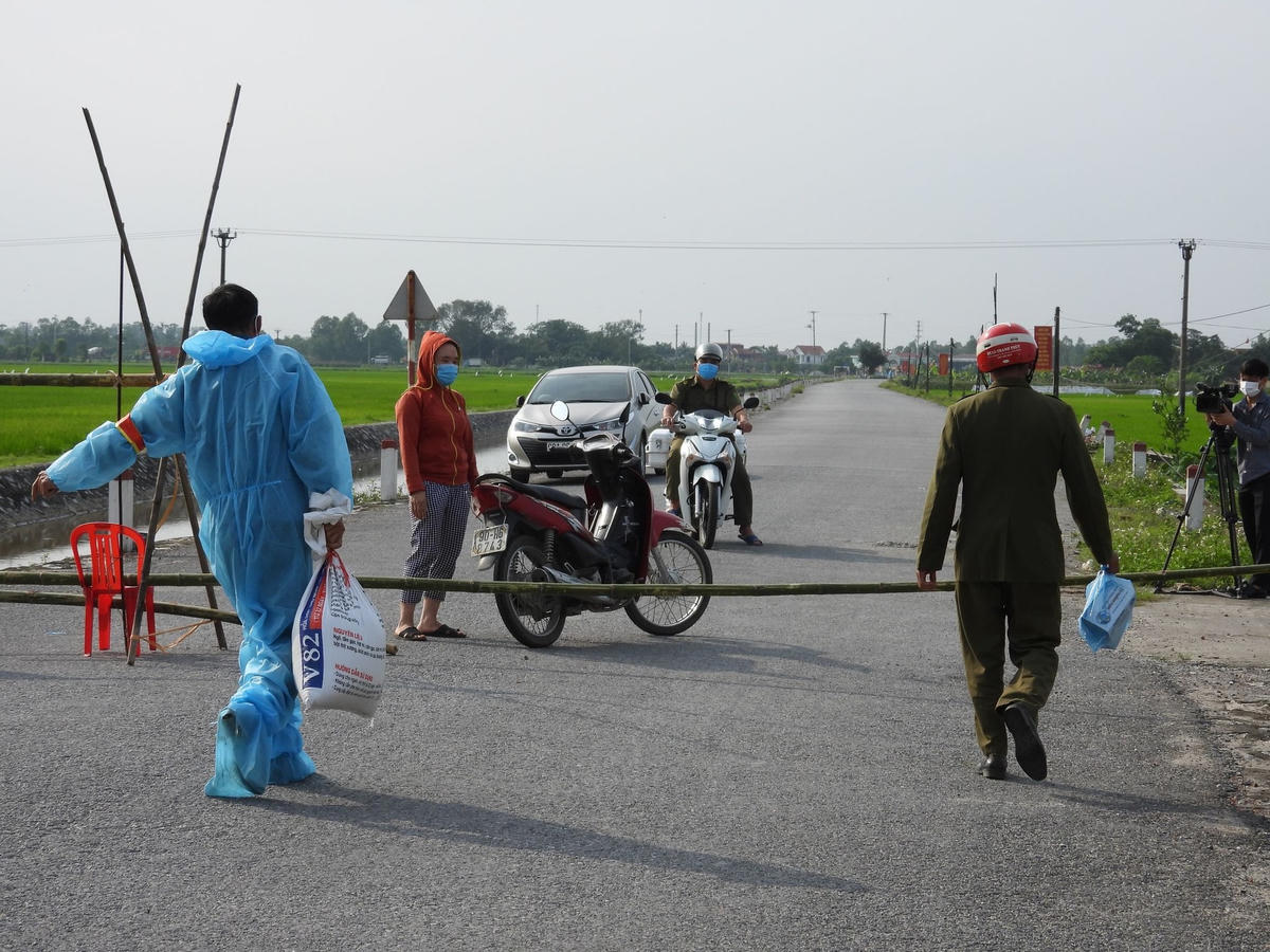 [ẢNH] Hà Nam: Thôn 5 người mắc Covid-19 trong ngày đầu bị phong tỏa