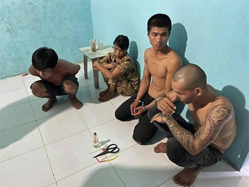 4 đối tượng bị bắt cùng tang vật vi phạm.