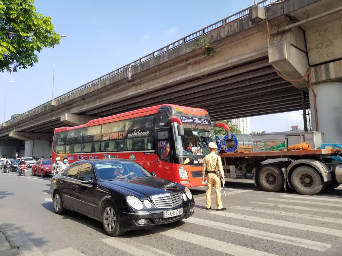 Lực lượng chức năng đã có mặt từ sớm để phân luồng, điều tiết giao thông.