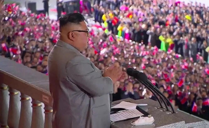 Chủ tịch Kim Jong-un ngừng bài phát biểu một lúc để vỗ tay đáp lại người nghe. Ảnh chụp màn hình.