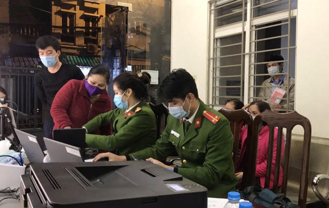 Tổ cấp căn cước công dân lưu động Công an quận Hoàn Kiếm giải quyết hơn 450 trường hợp trong đêm và rạng sáng 5/3. Ảnh: Hà Nội Mới.