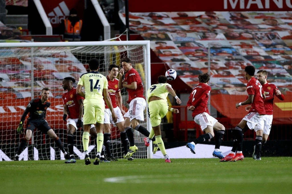 Joelinton sớm đe dọa khung thành của Man Utd.