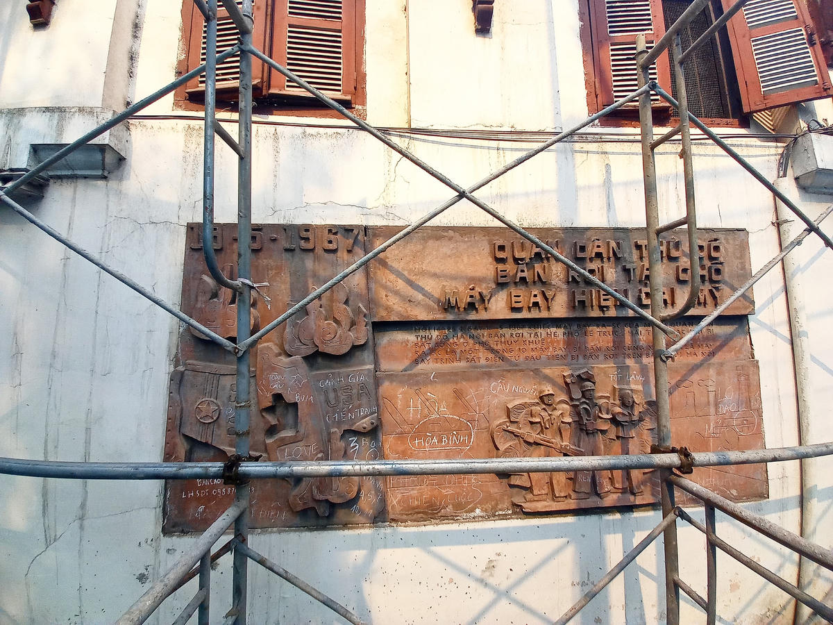 Bức phù điêu đắp nổi hình ảnh dân quân tự vệ bảo vệ Hà Nội trong kháng chiến chống Mỹ. Tại địa điểm này, bộ đội dân quân tự vệ Thủ đô đã bắn rơi máy bay Mỹ vào đúng ngày 19/5/1967.