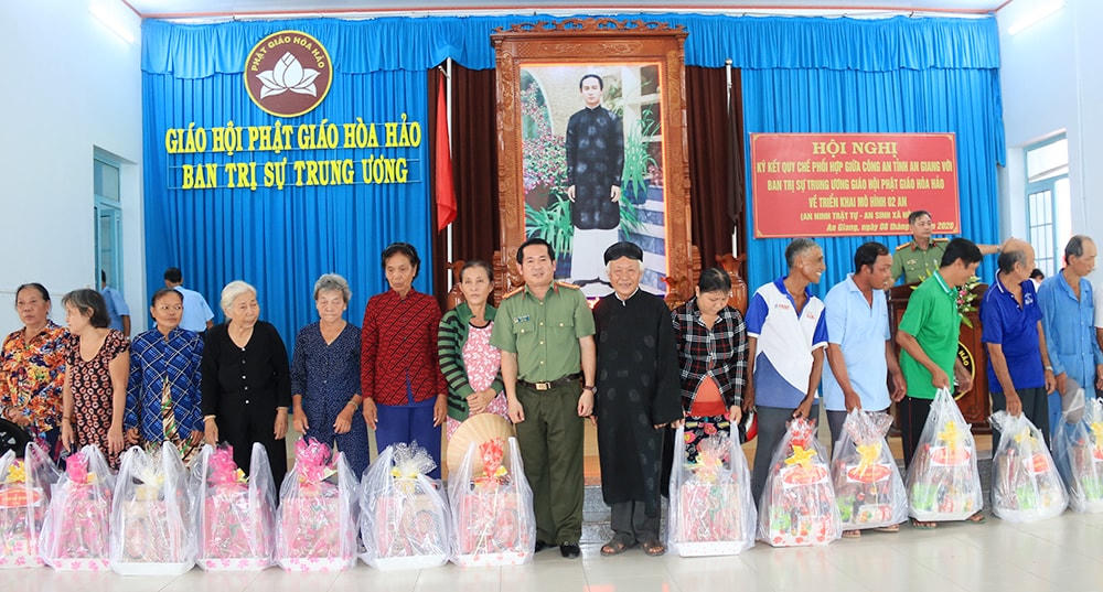 Đại Tá Đinh Văn Nơi tặng quà cho hộ nghèo trên địa bàn huyện Phú Tân.