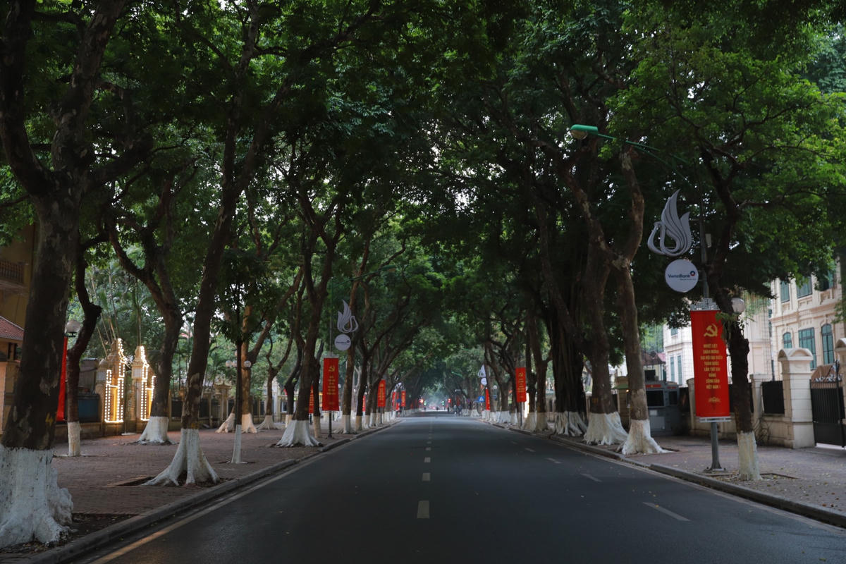 Khung cảnh yên tĩnh trên đường Phan Đình Phùng.