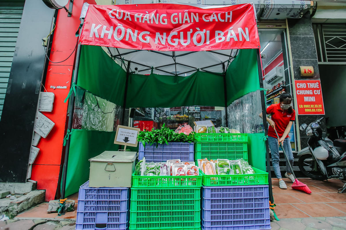 Không có nhân viên bán hàng và người giám sát, tất cả việc mua bán, trả tiền đều dựa vào sự thật thà của khách hàng. Đây là ý tưởng xuất phát từ một công ty trên địa bàn đường Đại Linh (phường Trung Văn, quận Nam Từ Liêm, TP Hà Nội).
