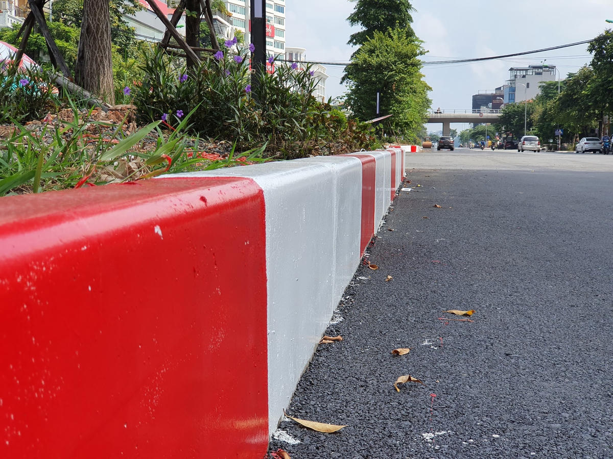 Ghi nhận sáng 1/9 của PV Báo Đại Đoàn Kết, toàn bộ tuyến đường đã được giỡ bỏ hàng rào tôn, toàn bộ dự án cơ bản đã hoàn thiện, chỉ còn một số hạng mục thi công nữa là hoàn thành.