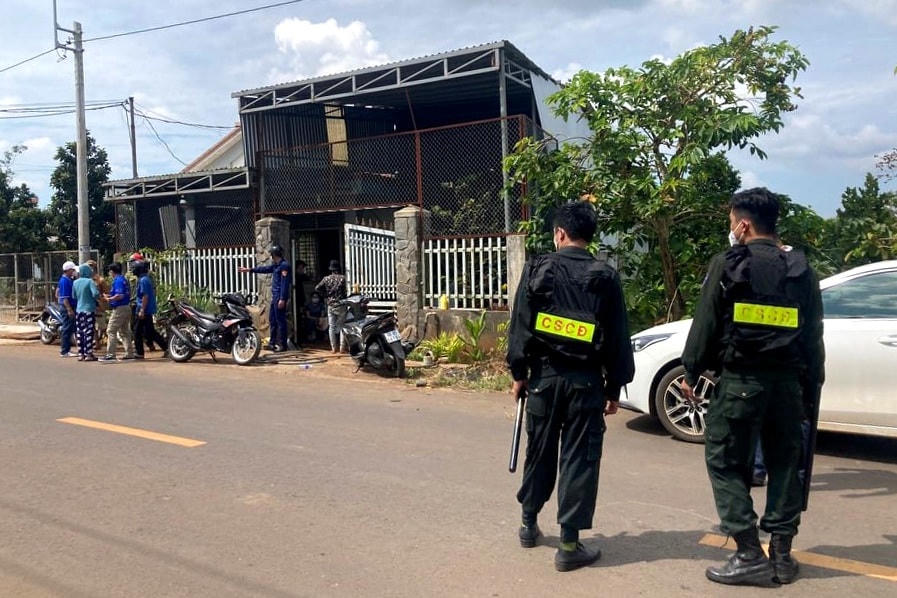 Căn nhà được cho là có đối tượng nghi cầm súng cố thủ bên trong (Ảnh: Trung Vũ).