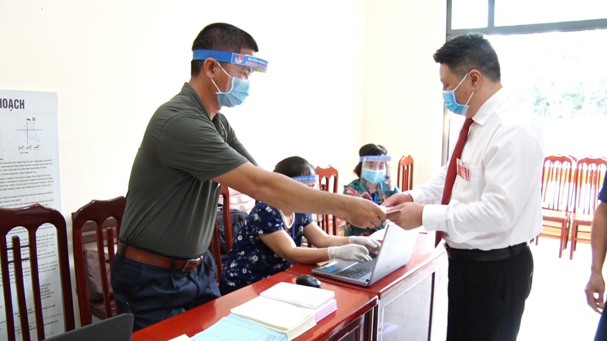 Công tác chống dịch Covid-19 tại điểm bầu cử thôn Kim Bài, thị trấn Kim Bài vẫn được thực hiện nghiêm ngặt. 