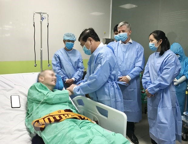 Chủ tịch UBND Thành phố Hồ Chí Minh Nguyễn Thành Phong nói chuyện, bắt tay với bệnh nhân Covid-19 số 91. (Nguồn: TTXVN).