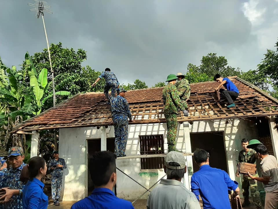 Cảnh sát biển giúp dân sửa chữa nhà sau cơn bão.
