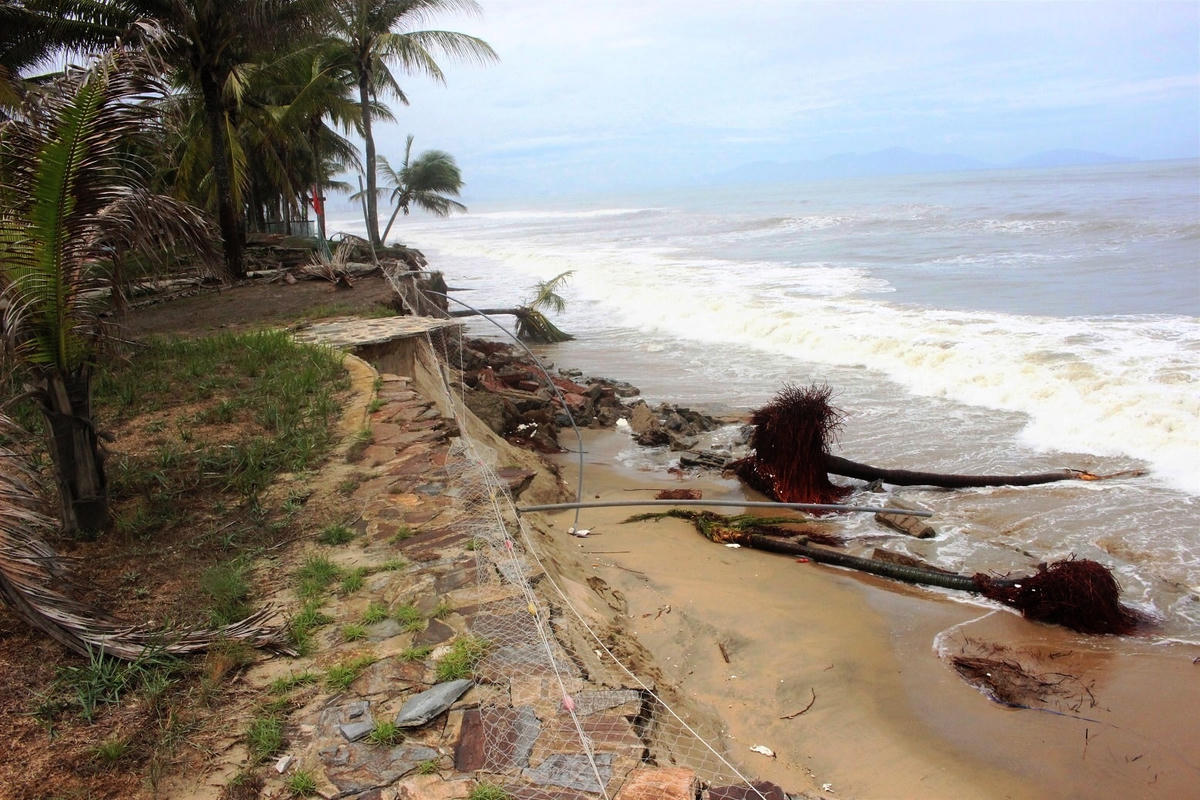 Nhiều đoạn bờ biển sạt lở tạo thành vực hố sâu.