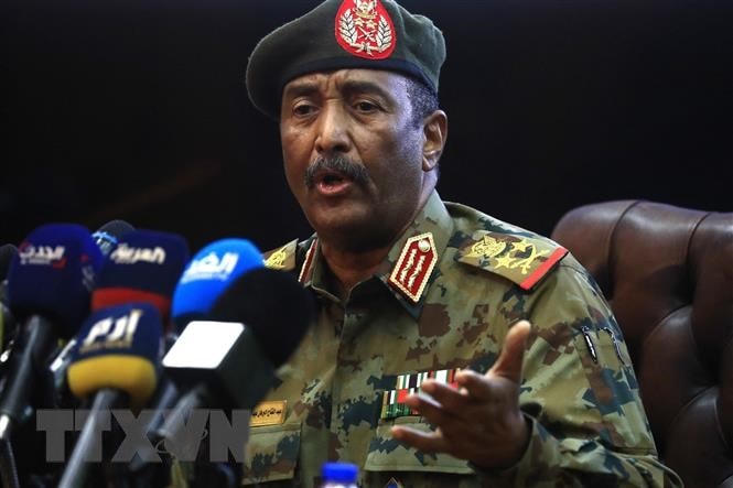 Tổng Tư lệnh Các Lực lượng vũ trang Sudan, Tướng Abdel-Fattah Burhan, người nắm quyền điều hành sau cuộc đảo chính quân sự, trong cuộc họp báo tại Khartoum ngày 26/10/2021. (Ảnh: AFP/TTXVN).