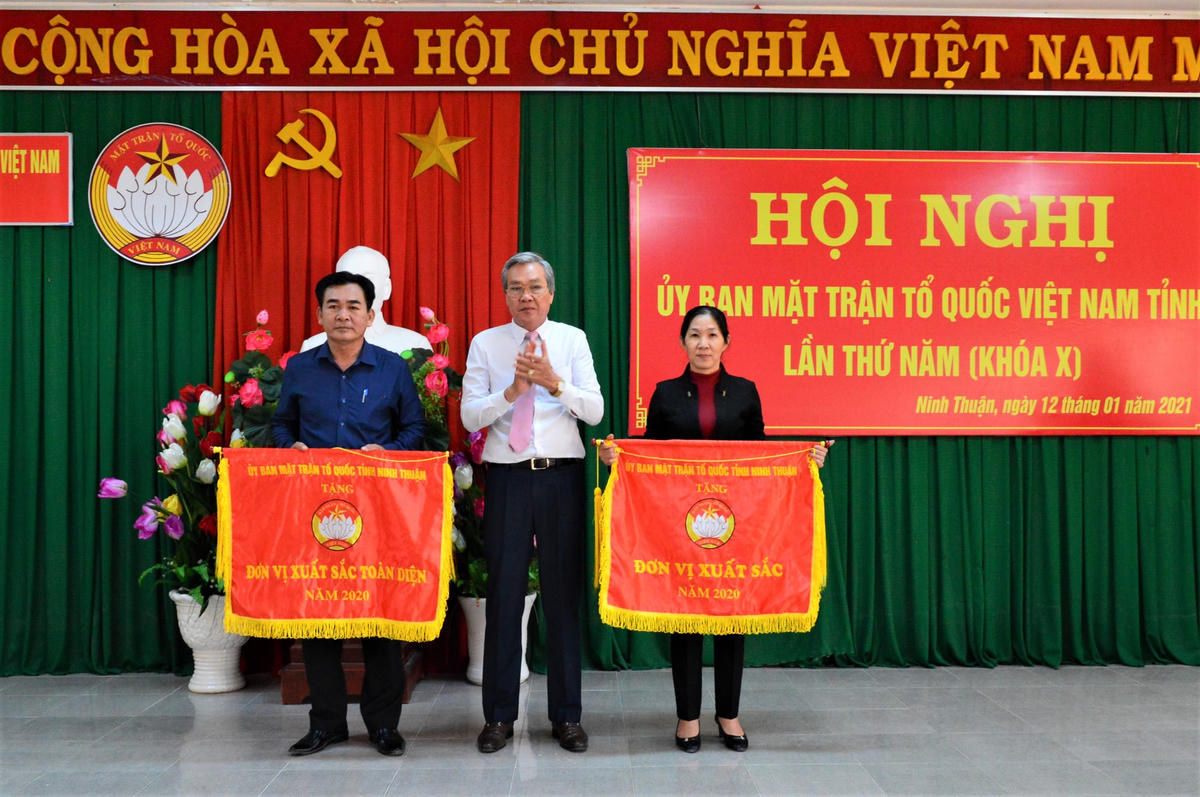 Uỷ ban MTTQ Việt Nam tỉnh Ninh Thuận, tặng cờ thi đua cho 2 đơn vị xuất sắc.