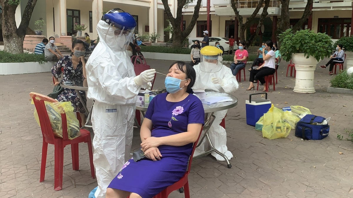 Các thầy, cô giáo ở Trường THPT Trần Quốc Tuấn được test nhanh với Covid-19.