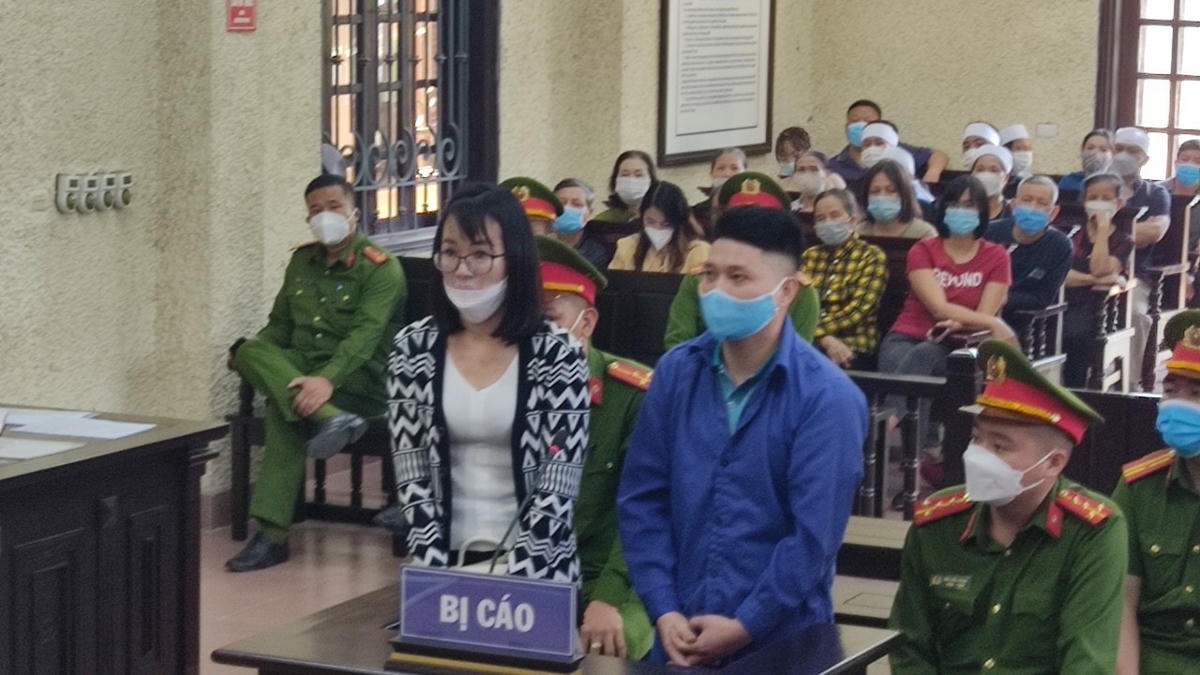 Bị cáo Cao Tài Năng và vợ là Nguyễn Thị Mừng tại phiên toà xét xử phúc thẩm ngày 8/4.
