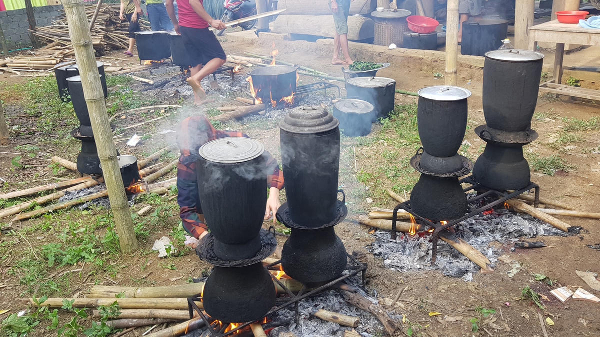 Nét đẹp ẩm thực truyền thống trong việc đồ xôi của đồng bào dân tộc Thái ở huyện vùng cao Quan Sơn (Thanh Hoá). Ảnh: A.T.