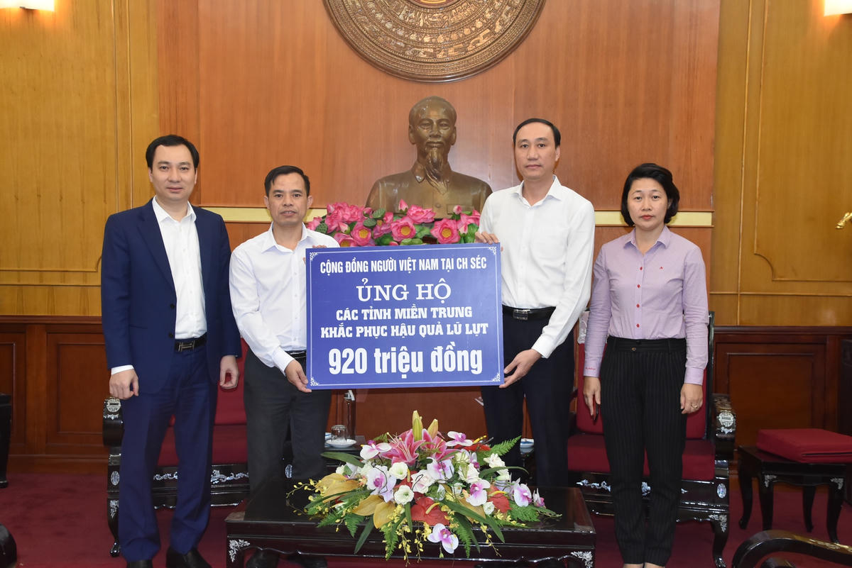 Phó Chủ tịch Phùng Khánh Tài tiếp nhận ủng hộ các tỉnh miền Trung từ Cộng đồng người Việt Nam tại Cộng hòa Séc.