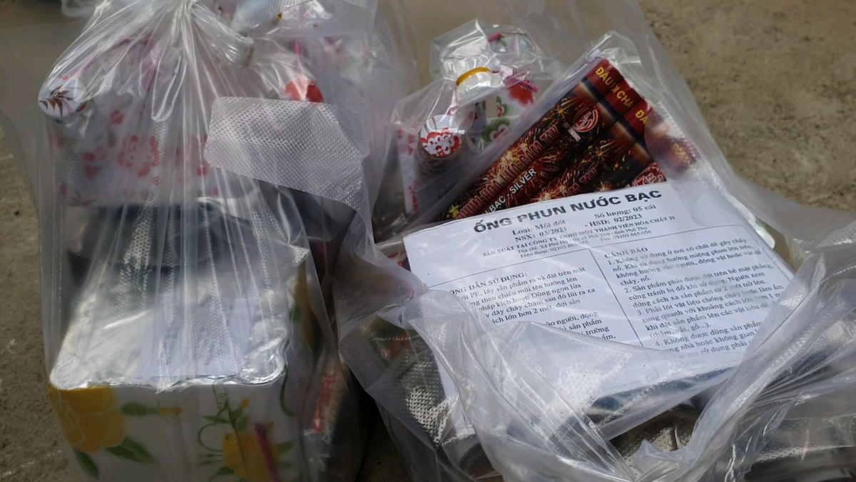 Một combo pháo hoa chơi Tết gồm 4 sản phẩm: ống phun hoa lửa cầm tay, ống phun nước bác, cánh hoa xoay và giàn phun viên. Giá của mỗi combo vào khoảng 1.131.000 đồng.