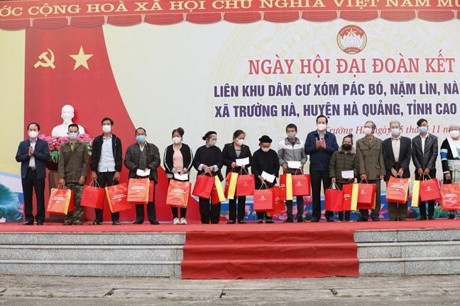 Phó Chủ tịch - Tổng Thư ký UBTƯ MTTQ Việt Nam Lê Tiến Châu và Bộ trưởng Bộ LĐTB&XH Đào Ngọc Dung tặng 15 suất quà cho hộ gia đình khó khăn. Ảnh: Dương Giang/TTXVN.