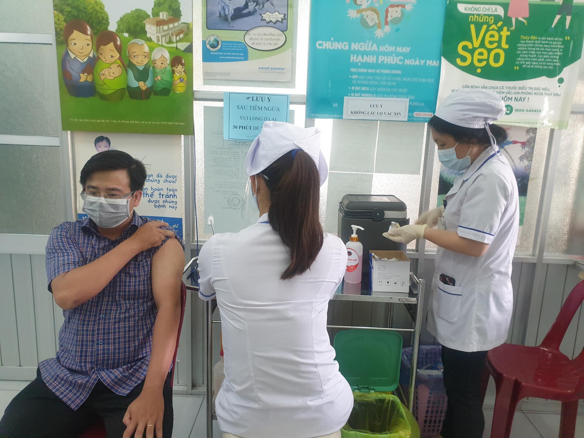 Nhan viên y tế tiêm phòng vắc-xin Covid-19 cho đối tượng theo Nghị quyết 21.
