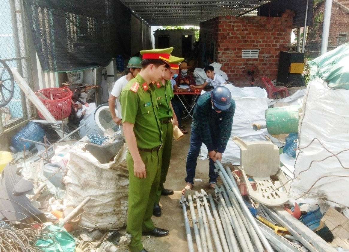 Lực lượng Công an phường Trường Xuân nhắc nhở người dân công tác phòng cháy chữa cháy.