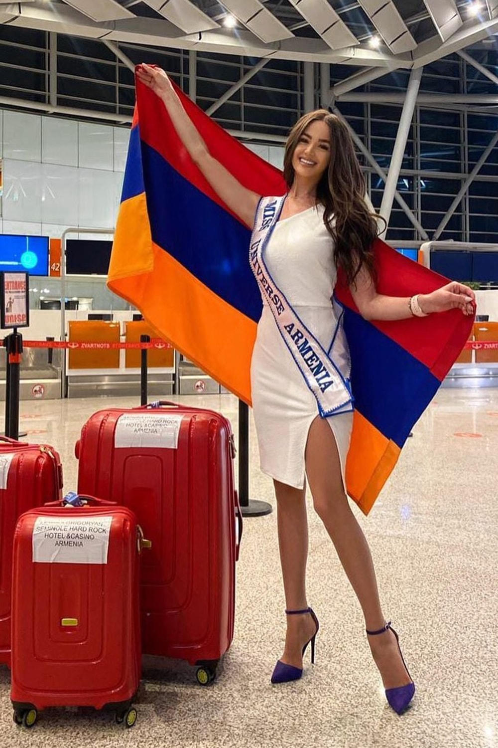 Hoa hậu Armenia - Monika Grigoryan - phối đầm ôm dáng với giày cao gót quai đeo.  