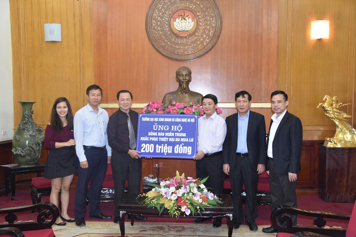 Phó Chủ tịch - Tổng Thư ký Hầu A Lềnh tiếp nhận ủng hộ từ Trường Đại học Kinh doanh và Công nghệ Hà Nội.