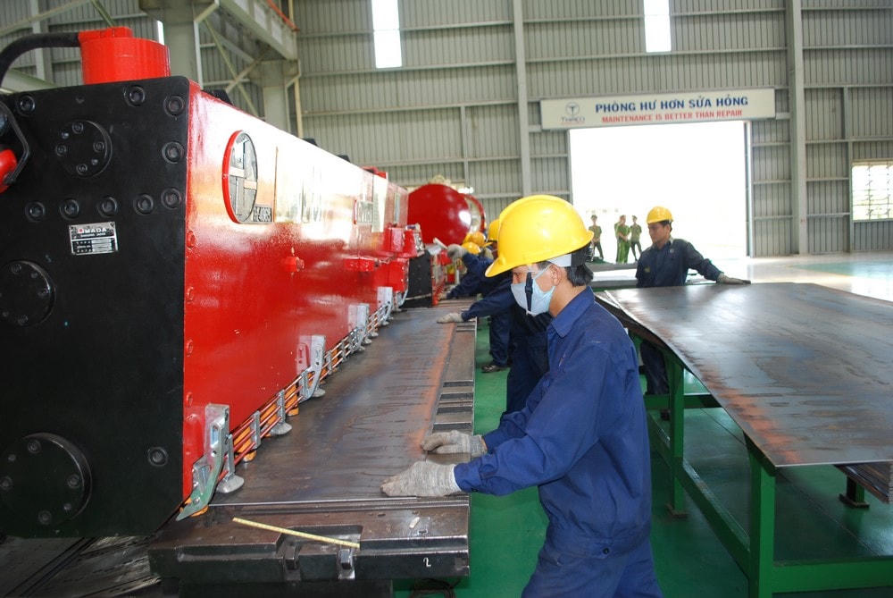 Công nhân ở Quảng Nam đang trong giờ làm việc .