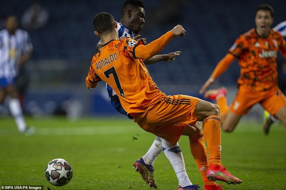 C.Ronaldo 'tịt ngòi', Juventus thua choáng váng trước Porto