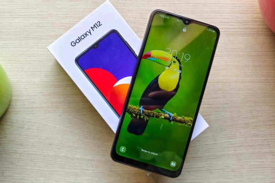 Samsung Galaxy M12 - Mẫu smartphone thuộc phân khúc giá rẻ nổi bật với viên pin dung lượng 5.000 mAh. Máy được trang bị màn hình kích thước 6,5 inch cùng tần số quét cao 90 Hz. Tuy nhiên, màn hình này chỉ có độ phân giải dừng ở mức HD+. Galaxy M12 sử dụng bộ xử lý Exynos 850, dung lượng RAM 3/4 GB tương ứng với bộ nhớ trong 32/64 GB. Cấu hình này chỉ có thể đáp ứng được nhu cầu sử dụng cơ bản, giải trí với một số tựa game nhẹ. Máy được bán ra tại thị trường Việt Nam với mức giá từ 3,5 triệu đồng.