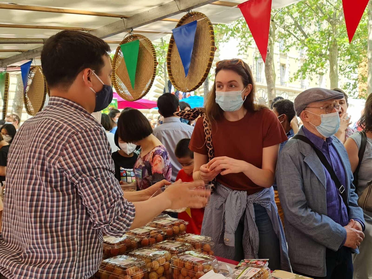 Người tiêu dùng Pháp rất quan tâm đến sản phẩm vải thiều Việt.