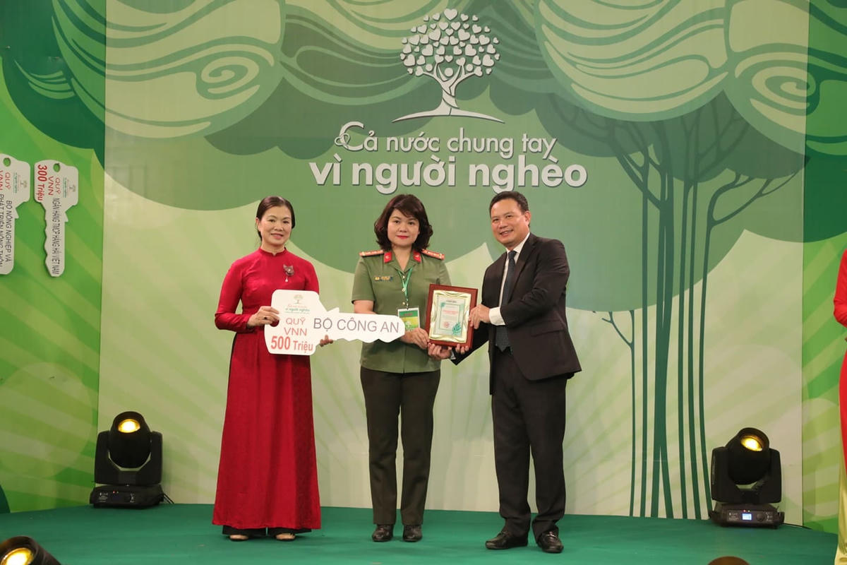 Phó Chủ tịch Trương Thị Ngọc Ánh tiếp nhận ủng hộ từ Bộ Công an.