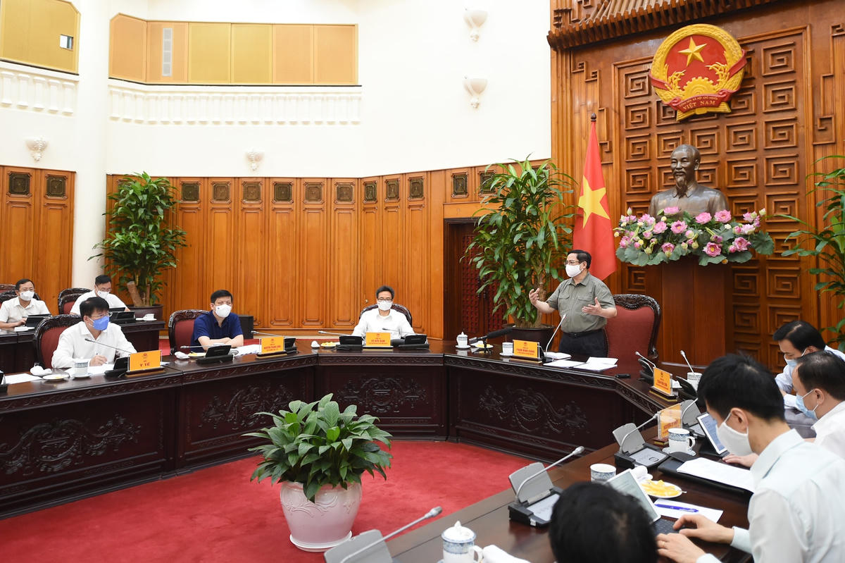“Chúng ta không lơ là, chủ quan, mất cảnh giác, không bi quan, hoảng hốt, phải bình tĩnh, tỉnh táo, sắc sảo trong việc chỉ đạo và tổ chức thực hiện phải tốt hơn, phù hợp với tình hình”. Ảnh VGP.  