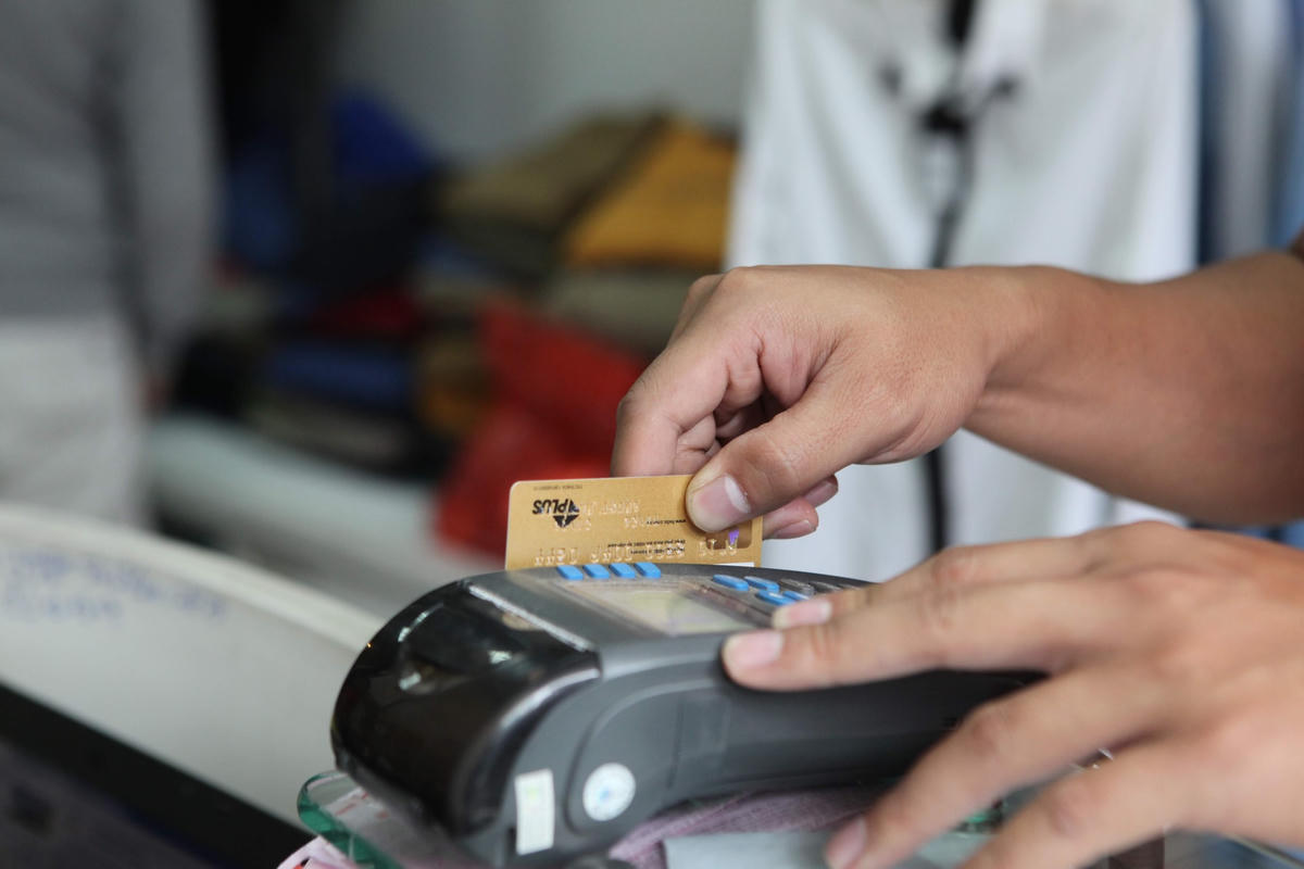 Xu hướng của người tiêu dùng hiện nay là thanh toán qua thẻ và mua sắm trực tuyến. Ảnh: Quang Vinh.