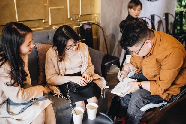 Ngọc Anh trong buổi ra mắt cuốn tự truyện 'Không thể vỡ.' Ảnh nhân vật cung cấp.  