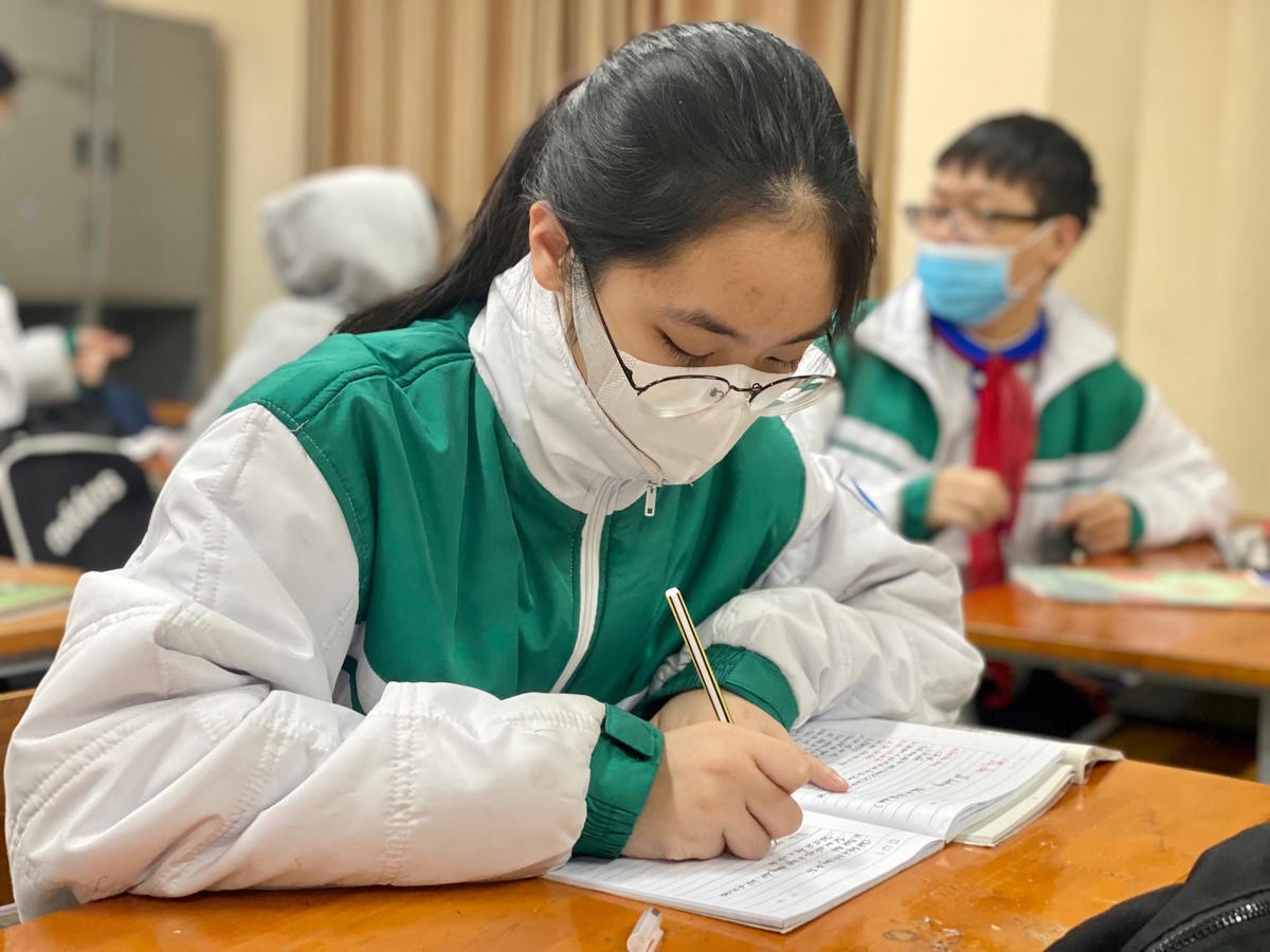 Học sinh Quảng Ninh thực hiện nghiêm việc đeo khẩu trang khi đến trường học.