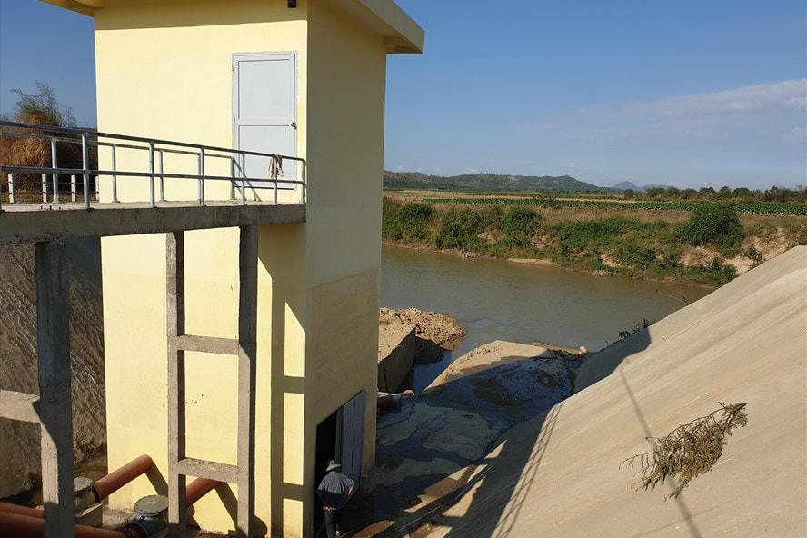 Kiểm tra hồ đập ở Đắk Lắk. Ảnh: Bảo Trung.