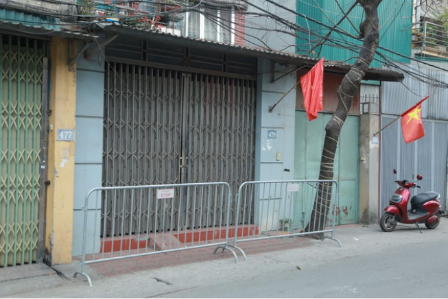 Nhà của bệnh nhân 1694 thuộc quận Nam Từ Liêm, Hà Nội bị lập rào chắn.