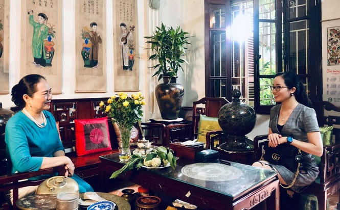 Nhà báo Vũ Thị Tuyết Nhung chia sẻ kinh nghiệm, hướng dẫn, tư vấn thêm kiến thức Hà Nội học cho phóng viên trẻ.  