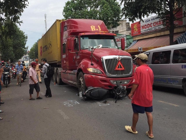 Hiện trường vụ tai nạn nghiêm trọng trên đường Bùi Hữu Nghĩa.  
