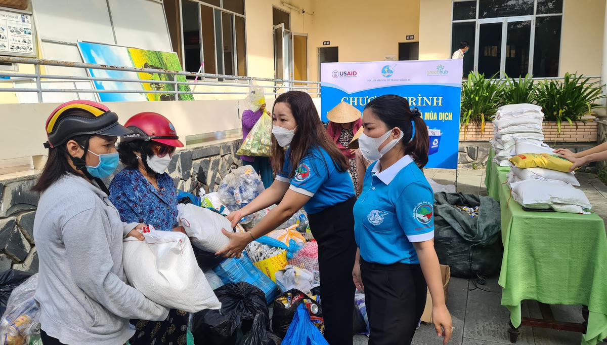 Hội Liên hiệp Phụ nữ TP Hội An với chương trình “Đổi rác lấy gạo- Cùng nhau đi qua mùa dịch” để giúp các gia đình khó khăn.