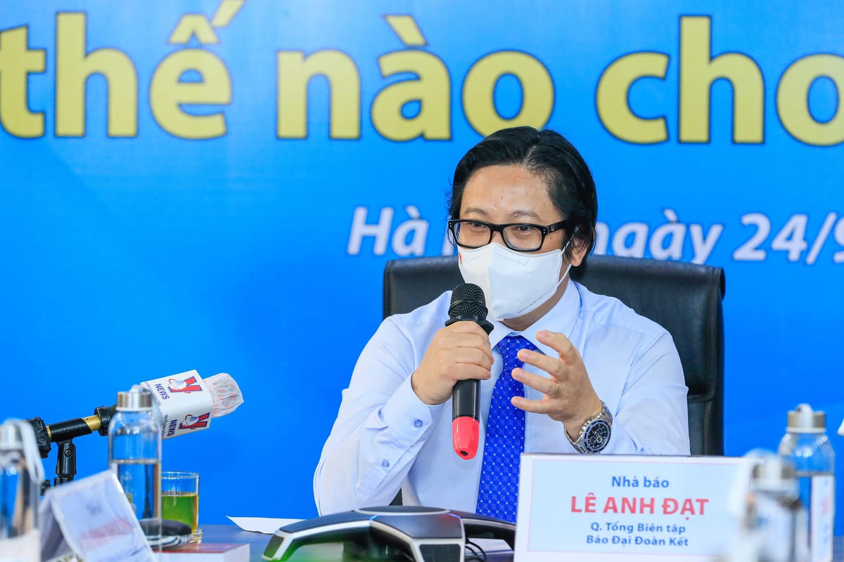 Nhà báo Lê Anh Đạt phát biểu kết luận tại Tọa đàm. Ảnh: Quang Vinh.