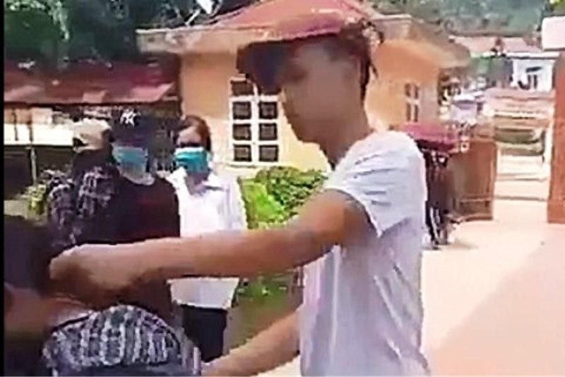 Nữ học sinh lớp 7 bị anh trai bạn cùng trường túm tóc, tát liên tục 2 phát vào mặt.