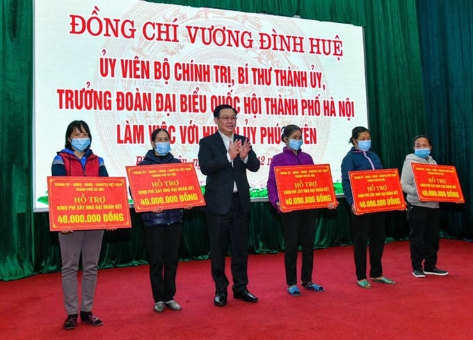 Bí thư thành ủy Hà Nội Vương Đình Huệ trao hỗ trợ cho bà con