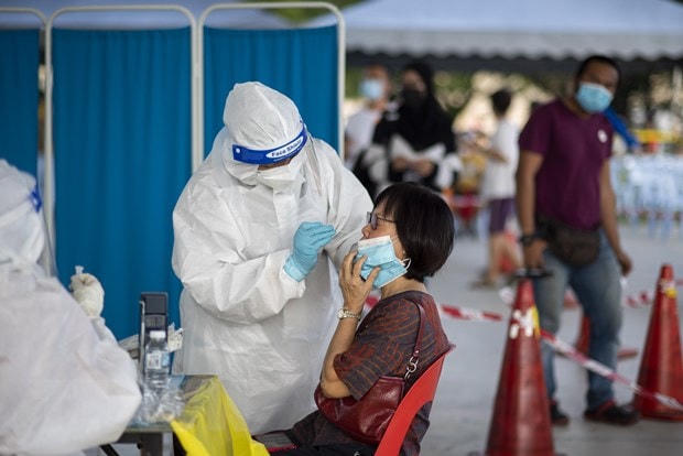 Lấy mẫu xét nghiệm Covid-19 cho người dân tại Selangor, Malaysia.
