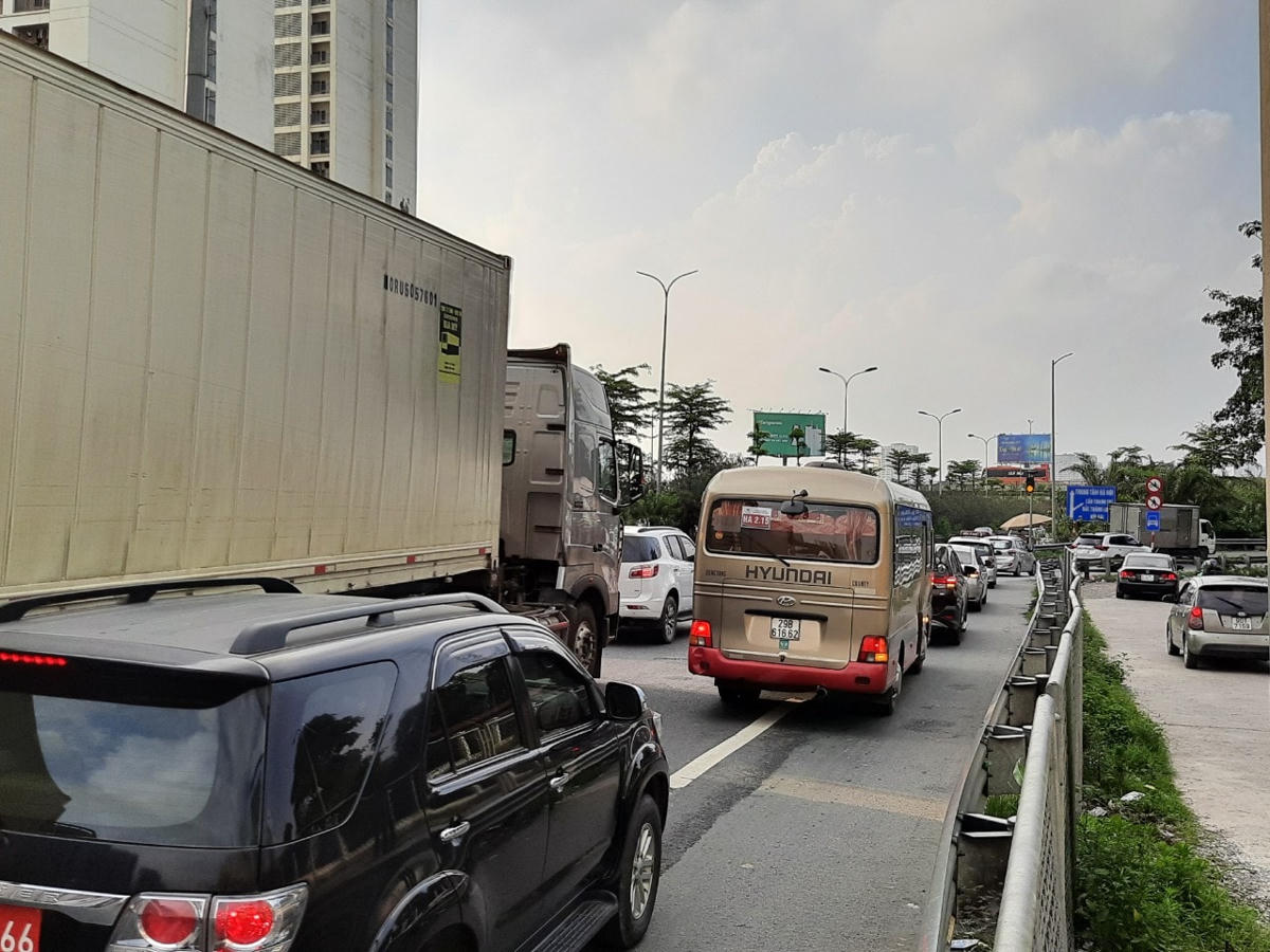 [ẢNH] Người dân quay trở lại Thủ đô sau kỳ nghỉ lễ