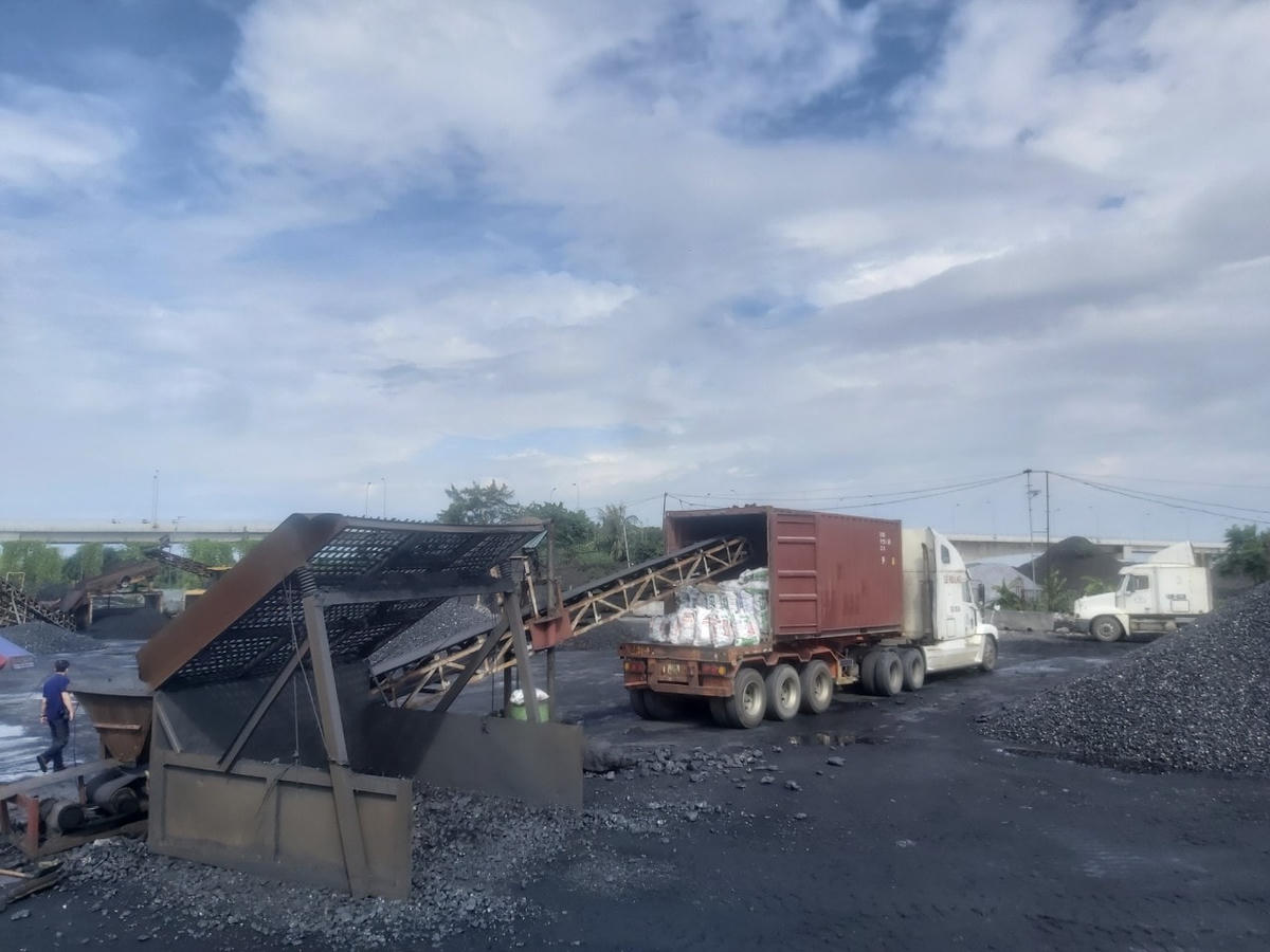 Lực lượng chức năng phát hiện 12 bến bãi có phép nhưng hết thời hạn và 45 vị trí bến bãi chưa được cấp phép tại huyện Kim Thành (Hải Dương).